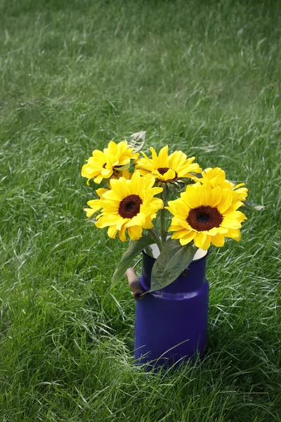 Bouquet of sunflowers in the garden. — Stock Photo, Image