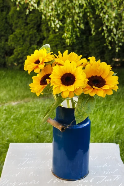 Bouquet of sunflowers in the garden. — Stock Photo, Image