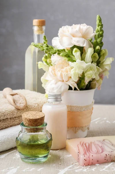 Set spa: botella de aceite esencial, toallas suaves, barra de jabón — Foto de Stock