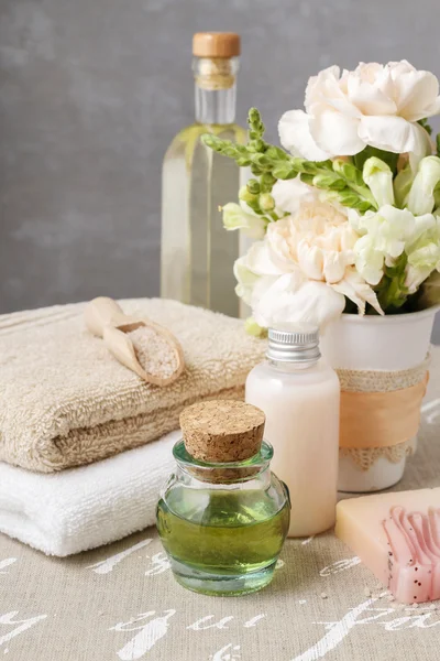 Set spa: botella de aceite esencial, toallas suaves, barra de jabón —  Fotos de Stock