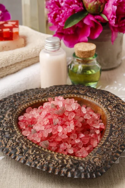 Bowl of red sea salt — Stock Photo, Image