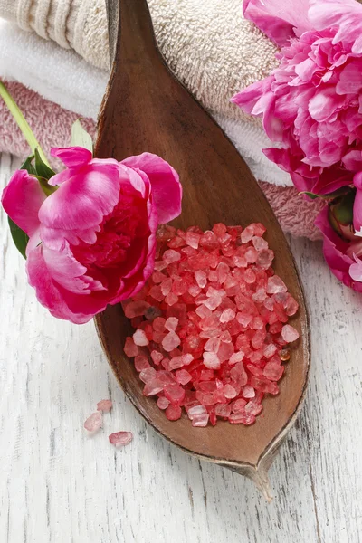 Rode zeezout en pioenrozen op houten tafel — Stockfoto