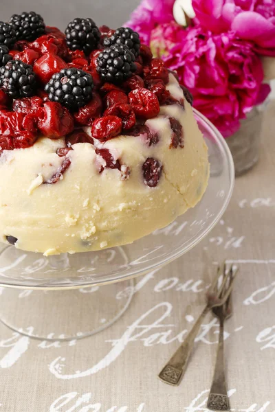 Cherry and blackberry cheesecake — Stock Photo, Image