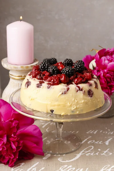 Cherry and blackberry cheesecake — Stock Photo, Image