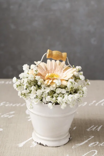 Arreglo floral con flor de gerberas de melocotón y gypsophila pani — Foto de Stock