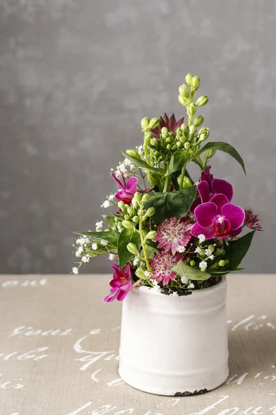 Floral arrangement with orchid flowers and gypsophila paniculata — Stock Photo, Image