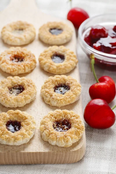 Bladerdeeg cookies gevuld met kersen — Stockfoto