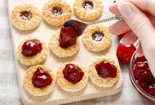 Bladerdeeg cookies gevuld met kersen — Stockfoto