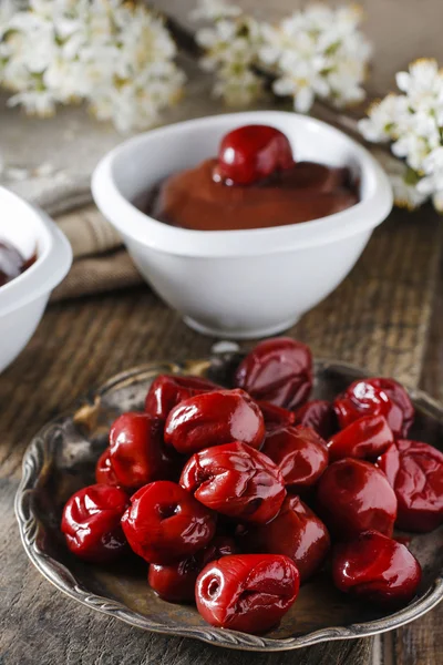 Pile of cherries and chocolate dessert — Stock Photo, Image