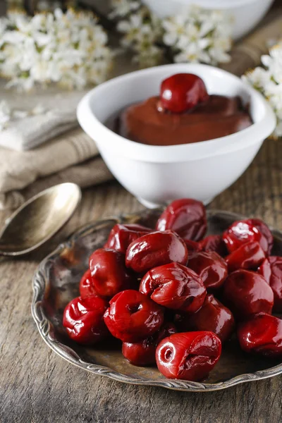 Pile of cherries and chocolate dessert — Stock Photo, Image