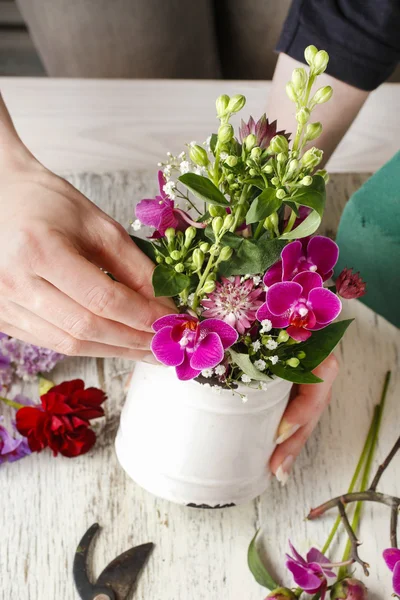 Local de trabalho florista: Arranjo floral com flores de orquídeas e gy — Fotografia de Stock