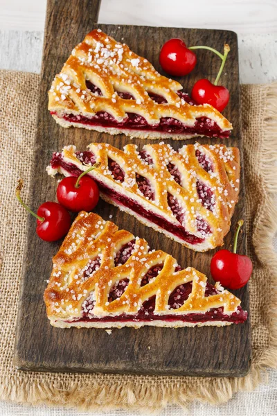 Biscotti di pasta sfoglia ripieni di ciliegie — Foto Stock