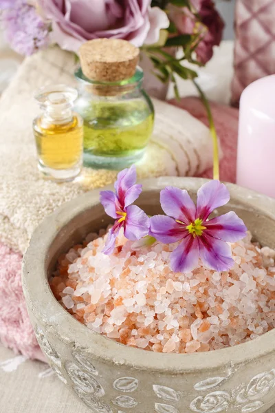 Миска з рожевої морської солі — стокове фото
