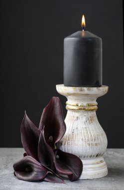 Siyah mum ve siyah calla çiçekler (Zantedeschia).
