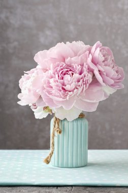 Bir buket pembe şakayık.