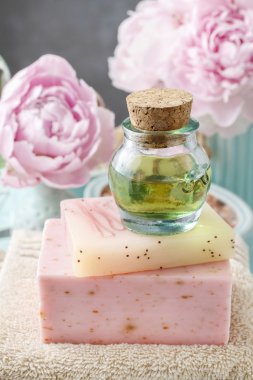 Şişe esans ve peonies içinde belgili tanımlık geçmiş