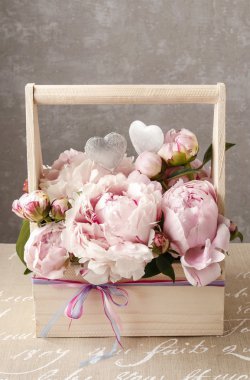 Pembe peonies ile ahşap kutu