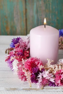 Peygamber Çiçeği çelenk ve pembe mum