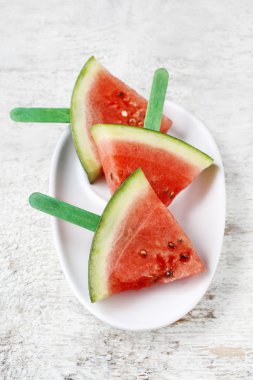 Ahşap zemin üzerinde dilimlenmiş karpuz