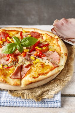 Pizza jambon, Mısır ve biber ile