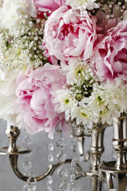 Pembe peonies, beyaz kasımpatı ve g çiçek aranjmanı