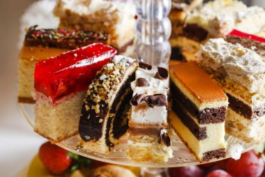 Çeşitli kek, kurabiye ve meyve cam pasta stand