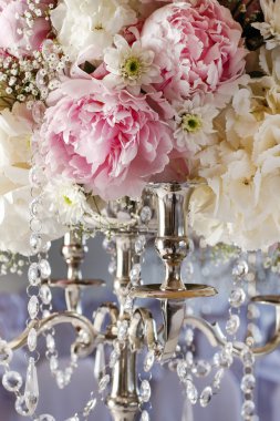 Pembe peonies, beyaz kasımpatı ve g çiçek aranjmanı