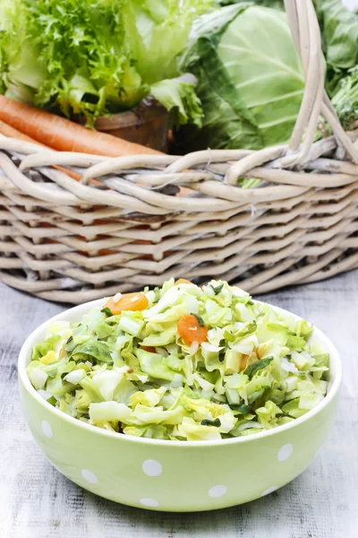 Salada fresca em tigela pontilhada verde — Fotografia de Stock