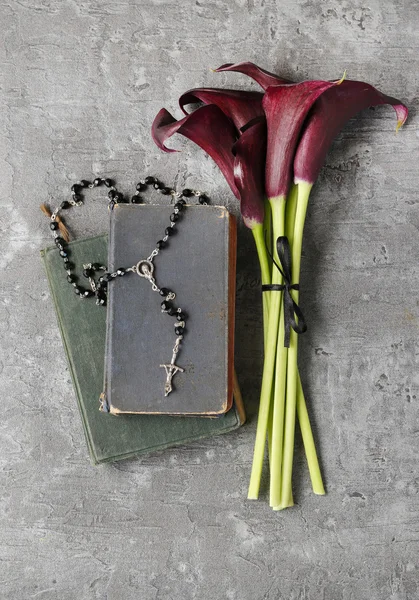 Black calla flowers (Zantedeschia), rosary and Holy Bible on sto — Stock Photo, Image