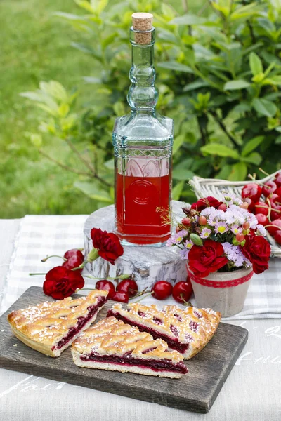 Torta de cereja e suco de cereja na mesa — Fotografia de Stock