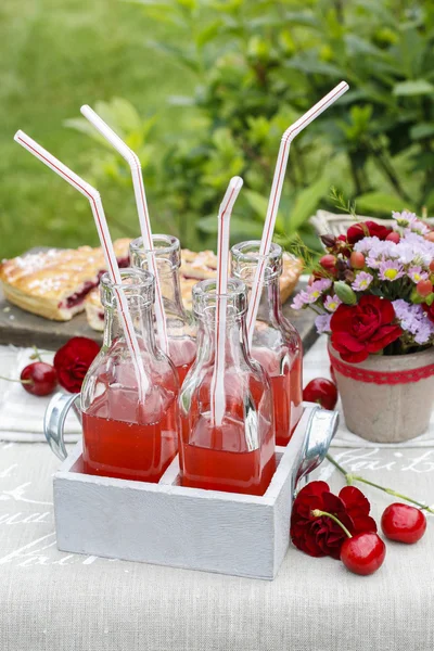 Cherry pie and cherry juice at the table — Stock Photo, Image