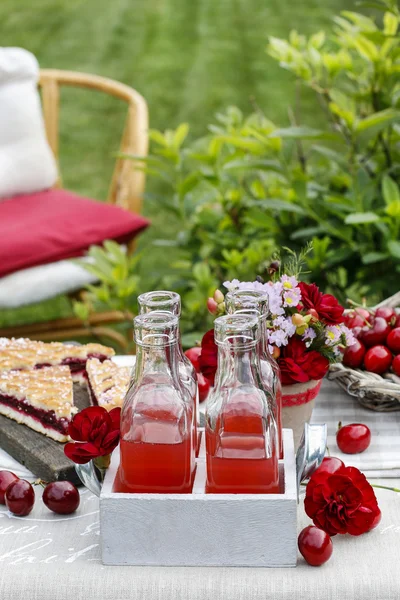 Torta de cereja e suco de cereja na mesa — Fotografia de Stock