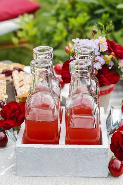 Cherry pie and cherry juice at the table — Stock Photo, Image