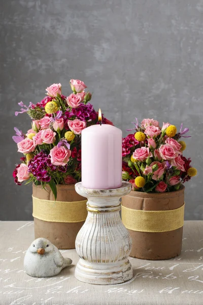 Романтическая цветочная композиция с розами и гвоздиками — стоковое фото