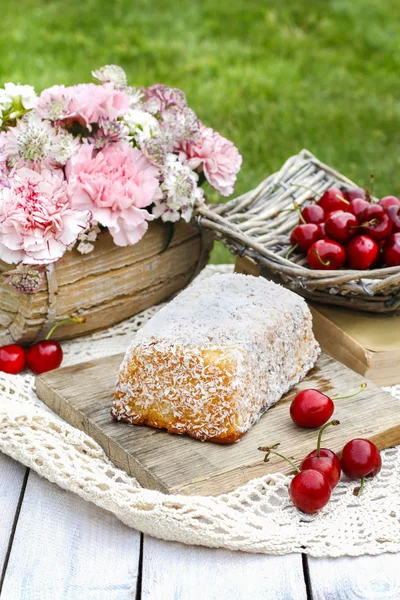 Gartenparty-Tisch: Kokosnusskuchen, — Stockfoto