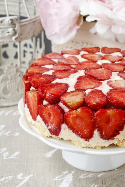 Erdbeerkuchen am Kuchenstand — Stockfoto