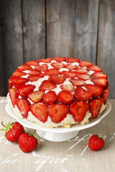 Gâteau aux fraises sur support à gâteau — Photo