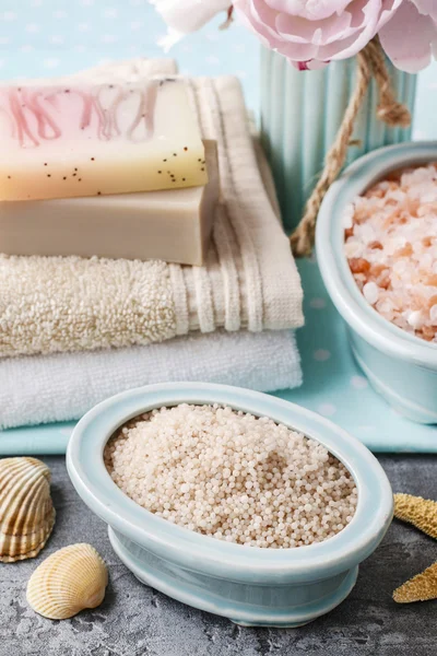 Spa set: sea salt, barer handmade SOAP, handdukar — Stockfoto