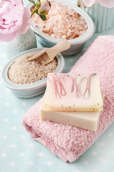 Zwei Tafeln handgemachte Seife, eine Schüssel Meersalz und ein rosa Handtuch — Stockfoto