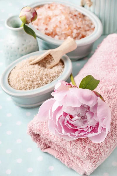 Skål med sea salt och pion blomma — Stockfoto