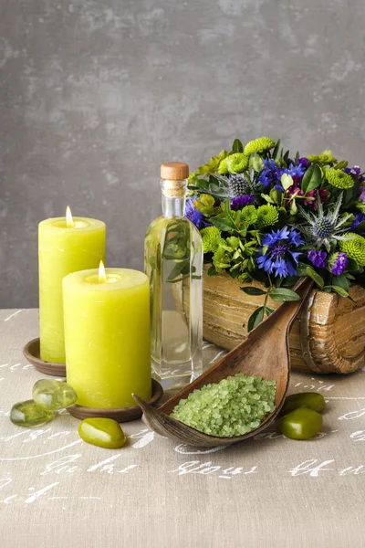 Floral arrangement with blue cornflowers, green chrysanthemums a — Stock Photo, Image