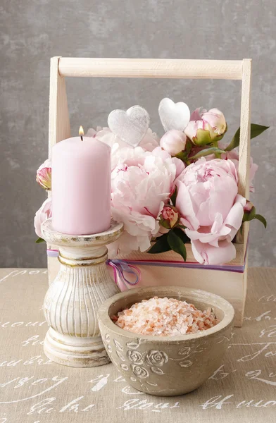 Wooden box with pink peonies, scented candle and bowl of sea sal — Stock Photo, Image