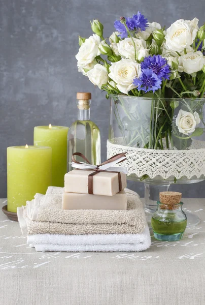 Barras de sabão artesanal, óleo essencial e velas perfumadas — Fotografia de Stock