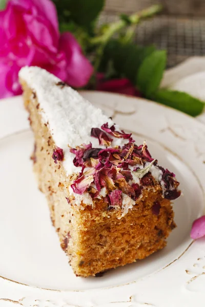 Bolo vegan cenoura com cobertura de coco e pétalas de rosa silvestres secas — Fotografia de Stock