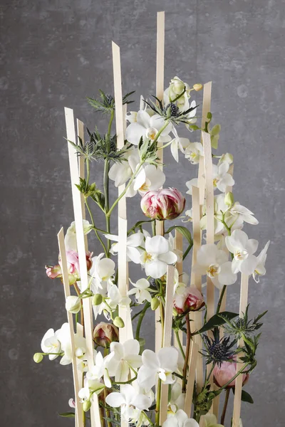 Aranžmá s orchidejemi a pivoňky — Stock fotografie