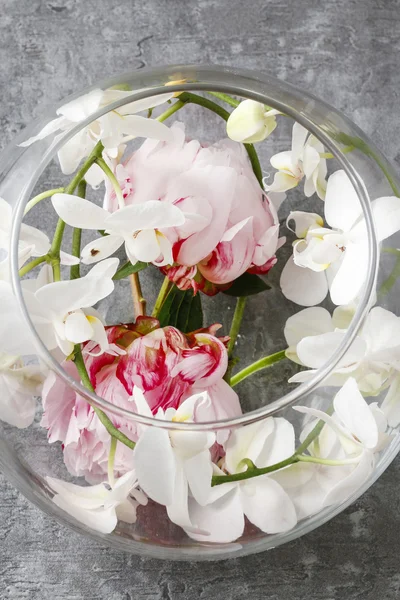 Sphère en verre avec arrangement floral à l'intérieur — Photo