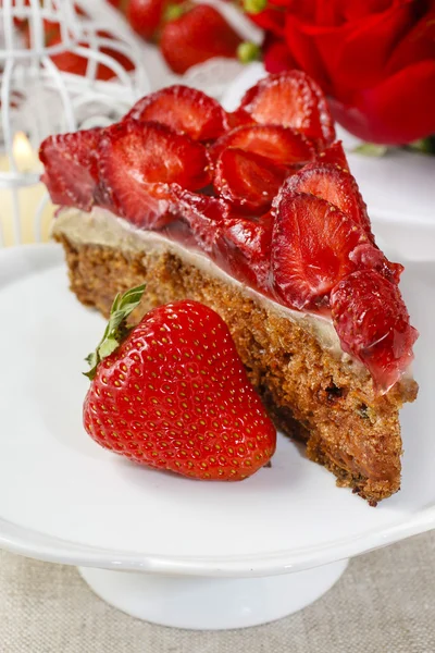 Pièce de gâteau aux fraises — Photo