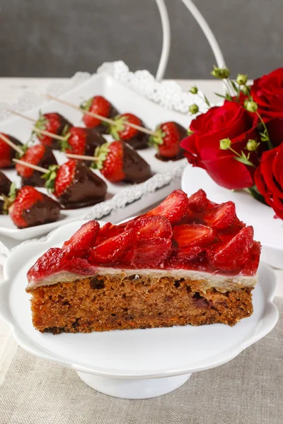 Pedazo de pastel de fresa — Foto de Stock