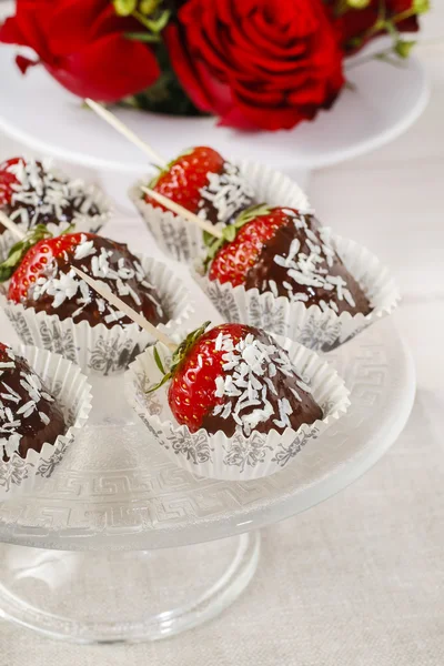 Chocolate dipped strawberries — Stock Photo, Image