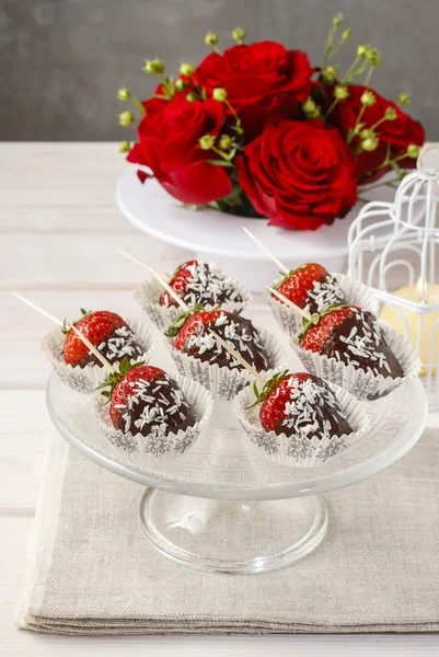 Erdbeeren in Schokolade getaucht — Stockfoto